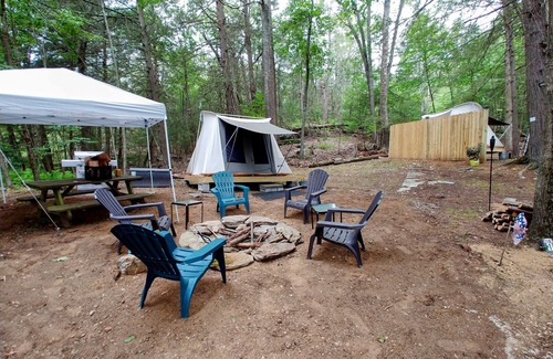 Dover Plains Alquiler De RV | Campers Paradise, cozy tents, hot tub, free EV charger. Pet friendly