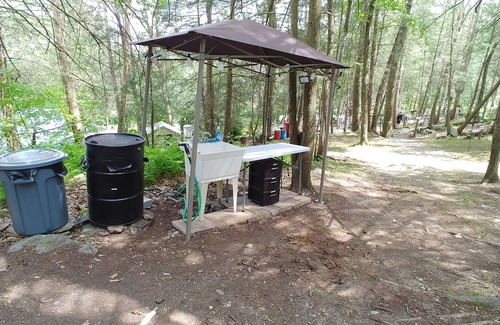 Dover Plains Alquiler De RV | Campers Paradise, cozy tents, hot tub, free EV charger. Pet friendly