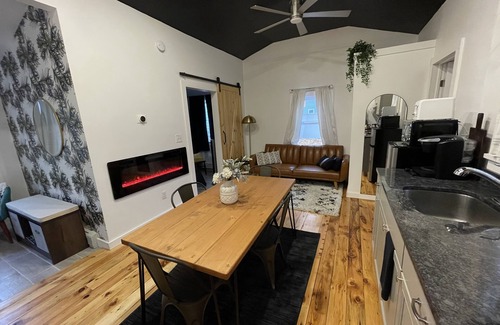 Lincoln Park Casa | Campfire Cottage: Fireplace, fire pit & no chores!