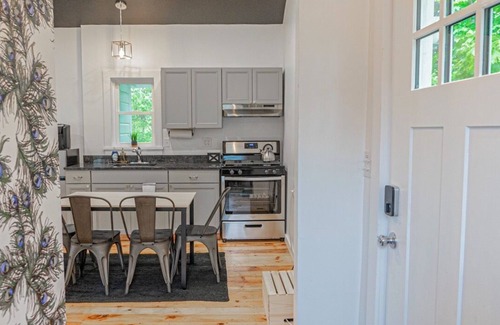 Lincoln Park Casa | Campfire Cottage: Fireplace, fire pit & no chores!