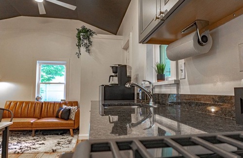 Lincoln Park Casa | Campfire Cottage: Fireplace, fire pit & no chores!