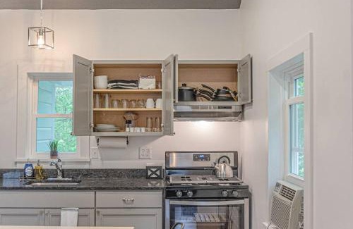Lincoln Park Casa | Campfire Cottage Fireplace, fire pit & no chores!