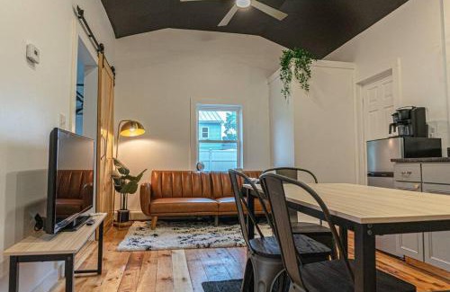 Lincoln Park Casa | Campfire Cottage Fireplace, fire pit & no chores!