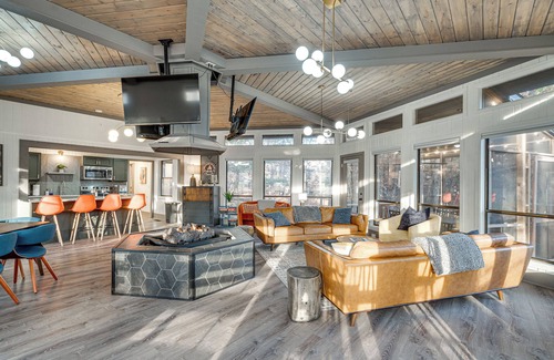 Massanutten Cabina | Campfire Lodge: Mid-Century Charm & Indoor Fire Pit