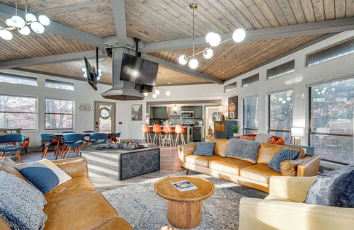 Massanutten Cabina | Campfire Lodge: Mid-Century Charm & Indoor Fire Pit