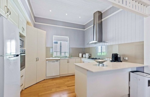 Camp Hill Casa | 3BR Retreat 7km to Brisbane CBD