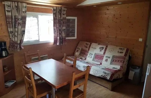 Saint-Martin-de-Queyrieres Chalet De Esquí | Camping-Caravaneige l'Iscle de Prelles *** - Chalet Grand Confort Type KAITI 830 - 33 m2 / 2 bedrooms - Covered terrace 15 m2 6 people
