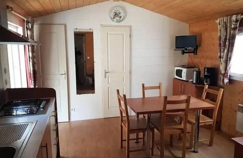 Saint-Martin-de-Queyrieres Chalet De Esquí | Camping-Caravaneige l'Iscle de Prelles *** - Chalet Grand Confort Type KAITI 830 - 33 m2 / 2 bedrooms - Covered terrace 15 m2 6 people
