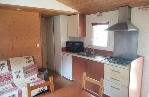 Saint-Martin-de-Queyrieres Chalet De Esquí | Camping-Caravaneige l'Iscle de Prelles *** - Chalet Grand Confort Type KAITI 830 - 33 m2 / 2 bedrooms - Covered terrace 15 m2 6 people