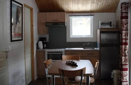 Saint-Martin-de-Queyrieres Chalet De Esquí | Camping-Caravaneige l'Iscle de Prelles *** - Chalet Grand Confort Type Modulo 28 - 28 m2 / 2 bedrooms - Covered terrace 15 m2 6 people