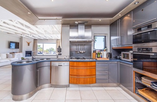 Camps Bay Villa | Camps Bay superb family Villa with 360°panoramic views, serviced & solar powered