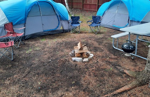 Cheboygan Alquiler De RV | Campsite. Equipment included. (Tents, beds, bedding, etc.) On the lake!