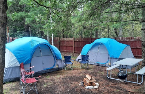 Cheboygan Alquiler De RV | Campsite. Equipment included. (Tents, beds, bedding, etc.) On the lake!