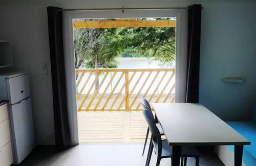 Champagnac-le-Vieux Casa | Camping La Chanterelle *** - Casa móvil Logia Bay 3 habitaciones 4 Personas que dan al lago