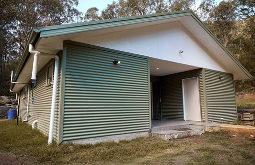 Putty Alquiler De RV | Campsites for Families and Friends with the Luxury of Toilets/Hot Showers