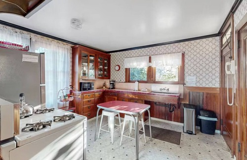 Downtown Apartamento | Charming Historic 3-Bedroom Home Just One Block from Humboldt Bay – Walk to Shops & Restaurants