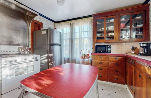 Downtown Apartamento | Charming Historic 3-Bedroom Home Just One Block from Humboldt Bay – Walk to Shops & Restaurants