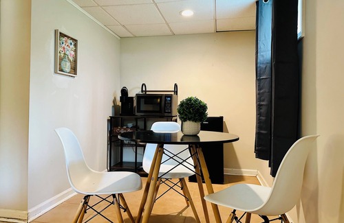 Cherry Hill Apartamento | Campu's Basement Studio w/ private entrance
