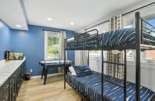 Valparaiso Casa | Campus To Dunes Escape - 2 King Beds - Game Area
