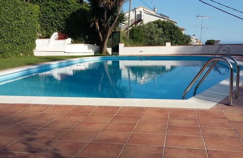 Mataro Casa | Can Carrion una gran piscina con vistas al Mar