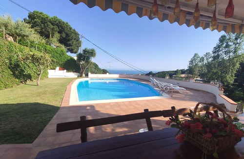 Mataro Casa | Can Carrion una gran piscina con vistas al Mar