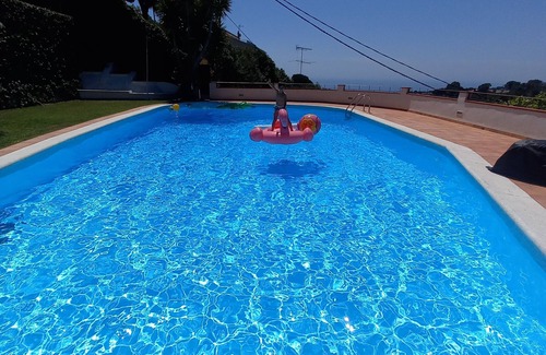 Mataro Casa | Can Carrion una gran piscina con vistas al Mar