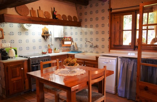 Nulles Casa | Can de Cuells - encantadora casa de vacaciones con una gran piscina y jardín.