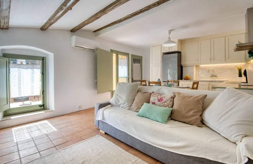 Saus Casa | CAN PARRALETS: Casa rural en alquiler en Saus, confortable, renovada y con encanto