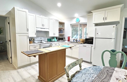 Melrose Casa | Can't Believe Summer's Almost Over? Wait! This is Florida! Lake, firepit, boats