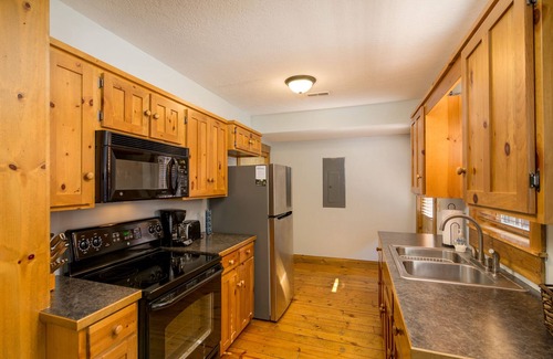 Millersburg Cabina | Canadian Hemlock . Trailside Lodging