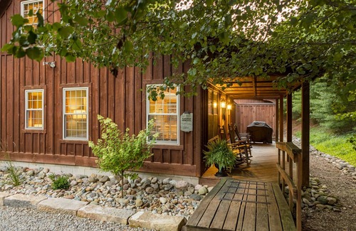 Millersburg Cabina | Canadian Hemlock . Trailside Lodging