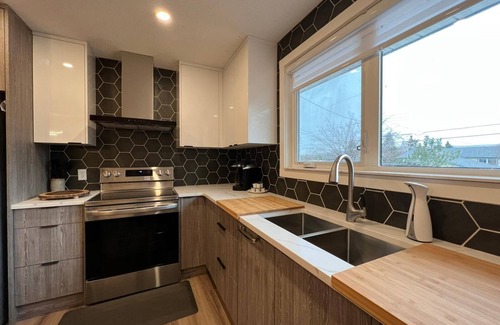 Calgary Casa | Canadian Rockies Getaway - Cheerful 3 Bedroom Home
