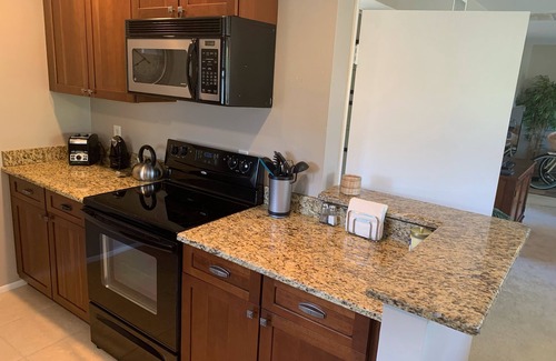 Royal Harbor Condominio | Canal Front 1 bdrm 1 bath in Beautiful Downtown Naples