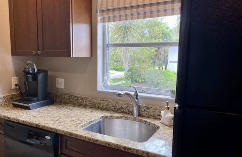 Royal Harbor Condominio | Canal Front 1 bdrm 1 bath in Beautiful Downtown Naples