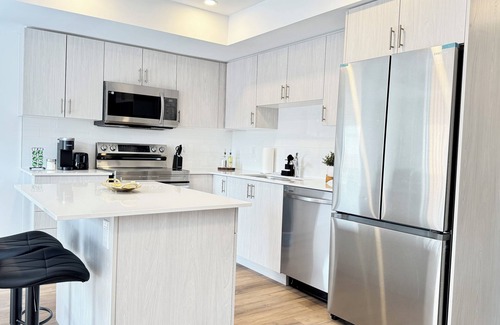 Welland Casa | Canal Front 3BR House in Welland