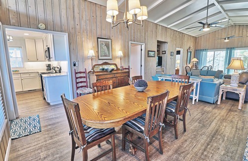 Litchfield by the Sea Casa | Tidal Canal Front Beach House, porche con mosquitero, 2 televisores, fácil paseo a la playa