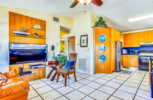 Blue Waters Casa | ¡NUEVO LISTADO! Casa frente al canal con muelle y fácil acceso a aguas abiertas.
