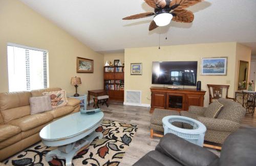 Palm Harbor Casa | Canal Front Pool Home in Palm Coast
