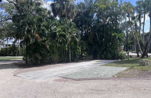 Biggar Alquiler De RV | Canal Kayaking RV pad with 30 or 50 amp hookups for YOUR RV. Close to beach
