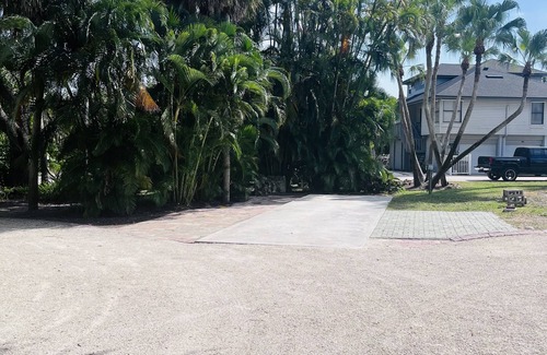 Biggar Alquiler De RV | Canal Kayaking RV pad with 30 or 50 amp hookups for YOUR RV. Close to beach