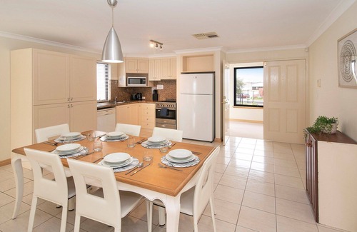 Geographe Casa | Canal Life - Private Pool and Tennis Court