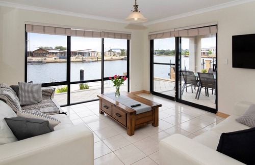 Geographe Apartamento | Canal Life Villa A- Shared pool, Tennis court, Jetty