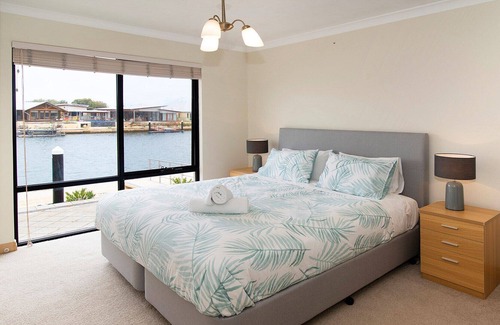 Geographe Apartamento | Canal Life Villa A- Shared pool, Tennis court, Jetty