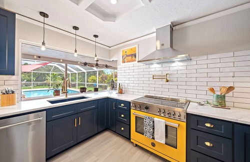 Whitfield Casa | Canal, Pool, Near Beaches, Airport and Downtown