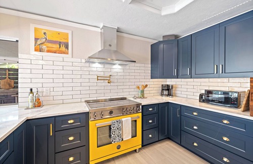 Whitfield Casa | Canal, Pool, Near Beaches, Airport and Downtown