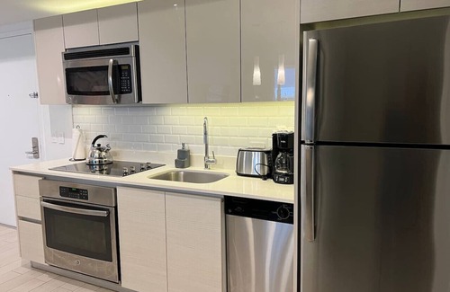 Hallandale Beach Apartamento | Canal Pool Views, Premium Beach Service, Kitchen and 1B/1B