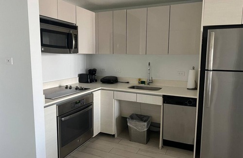 Hallandale Beach Apartamento | Canal Pool Views, Premium Beach Service, Kitchen and 1B/1B