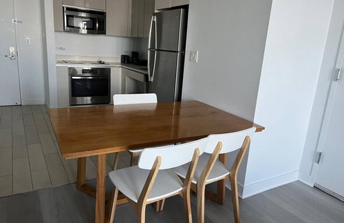 Hallandale Beach Apartamento | Canal Pool Views, Premium Beach Service, Kitchen and 1B/1B