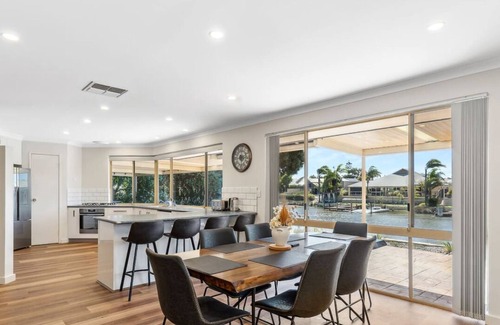 South Yunderup Casa | Canal-Side Retreat with Private Jetty and Kayaks