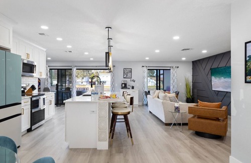 Bay Crest Park Casa | CANAL Oasis Heated Pool-Hot Tub-Waterfront- Kayaks-Luxury